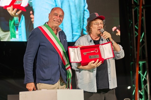 Zucchero Fornaciari ad Alassio, intervista e consegna delle chiavi della città (FOTO) Zucchero Fornaciari ad Alassio, intervista e consegna delle chiavi della città (FOTO)