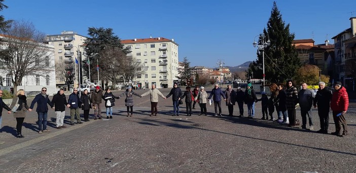 Cairo Montenotte: un grande abbraccio collettivo per commemorare le vittime di Genova Cairo Montenotte: un grande abbraccio collettivo per commemorare le vittime di Genova