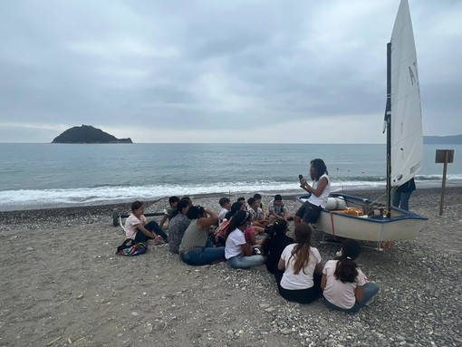 Gli alunni della primaria di Albenga a lezione “di mare” dagli esperti della Lega Navale Gli alunni della primaria di Albenga a lezione “di mare” dagli esperti della Lega Navale