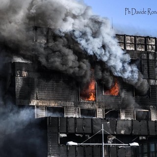 Savona, in fiamme la palazzina dell'Autorità di Sistema: aperto un fascicolo per incendio colposo