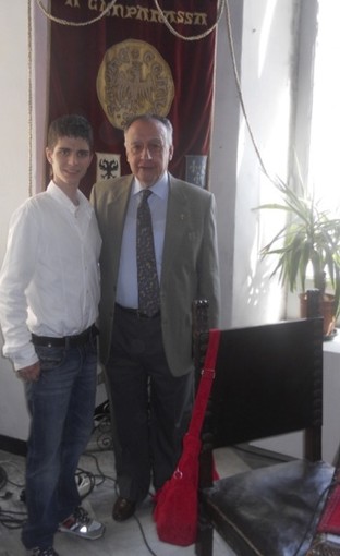 Un istante della premiazione, al centro Carlo Cerva Un istante della premiazione, al centro Carlo Cerva