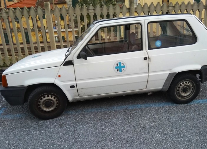 Atti di vandalismo sulla macchina usata dalla Protezione Animali di Albenga