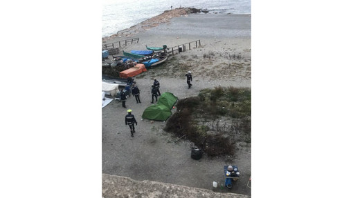 Savona, accampamenti nella spiaggia al Prolungamento, la polizia locale fa sgombrare le tende
