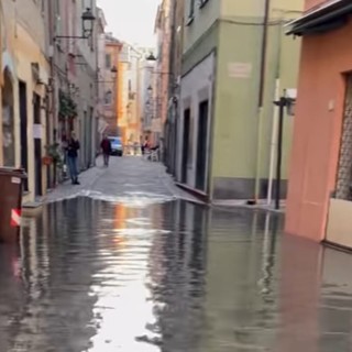 Albissola, si allagano alcune attività in via Repetto. Sindaco Nasuti: "Nel pomeriggio proveremo ad aprire la barra del rio"
