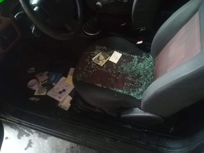 Albisola, raid vandalico a Luceto: 7 auto danneggiate (FOTO)