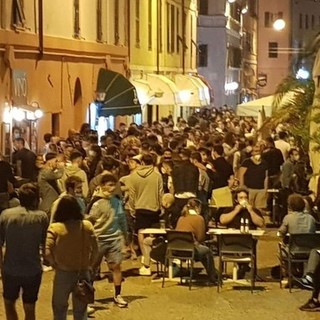 Savona e gli assembramenti in Darsena, dopo le linee guida della Prefettura il sindaco scrive ai titolari dei locali: "Devono restare aperti massimo fino all'una di notte"