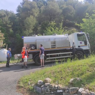 Crisi idrica ad Arnasco, proseguono i problemi. Il comune: "Nei prossimi giorni la situazione sarà difficile, non sarà garantita l'acqua nelle solite fasce orarie" Crisi idrica ad Arnasco, proseguono i problemi. Il comune: "Nei prossimi giorni la situazione sarà difficile, non sarà garantita l'acqua nelle solite fasce orarie"