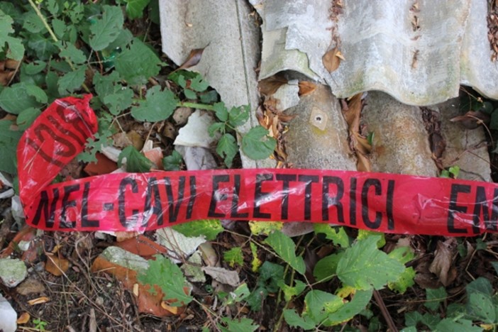 Una discarica di amianto nei boschi della Villetta: la denuncia di Roberto Nicolick Una discarica di amianto nei boschi della Villetta: la denuncia di Roberto Nicolick