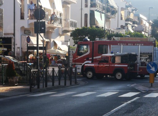 Pietra, auto si capotta su un fianco: intervento dei vigili del fuoco