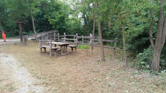 Rocchetta di Cairo, volontari ripuliscono l'area picnic del Ponte Romano