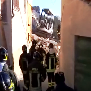 Esplosione di Arnasco, il racconto di uno dei primi vigili del fuoco intervenuti: "Nel buio ho pensato al terremoto dell'Aquila" Esplosione di Arnasco, il racconto di uno dei primi vigili del fuoco intervenuti: "Nel buio ho pensato al terremoto dell'Aquila"