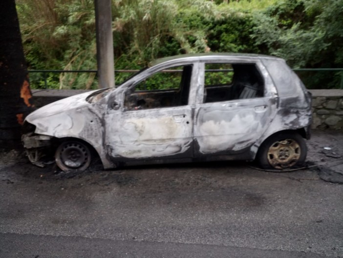 Auto bruciate ad Ellera, la condanna del sindaco: "Gesto deplorevole, messe in difficoltà delle famiglie"