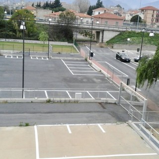 Albenga, restyling della segnaletica sulla traversa a monte di via Torino (FOTO)