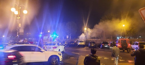 Cairo, auto prende fuoco in piazza XX Settembre: vigili del fuoco mobilitati (FOTO) Cairo, auto prende fuoco in piazza XX Settembre: vigili del fuoco mobilitati (FOTO)