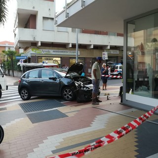 Loano, auto sfonda la vetrina di un negozio: paura lungo la via Aurelia (FOTO)