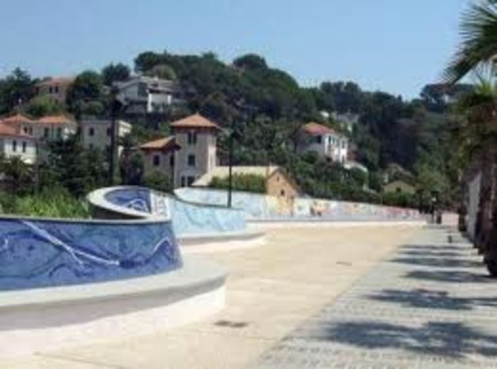 Albissola, bimbo di 5 anni cade dallo schienale - muretto della passeggiata a mare