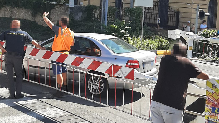 Loano, ancora attimi di panico al passaggio a livello di via Stella. Ma fortunatamente senza feriti Loano, ancora attimi di panico al passaggio a livello di via Stella. Ma fortunatamente senza feriti