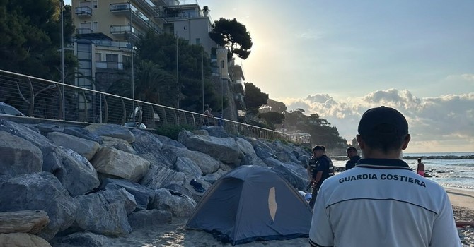 Alassio, giro di vite della Capitaneria contro gli accampamenti abusivi in spiaggia: nove sanzioni