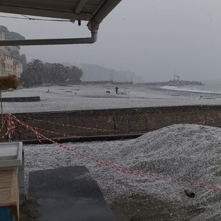 Nevica in provincia di Savona e si imbiancano le spiagge a Celle Ligure (FOTOGALLEY e VIDEO)
