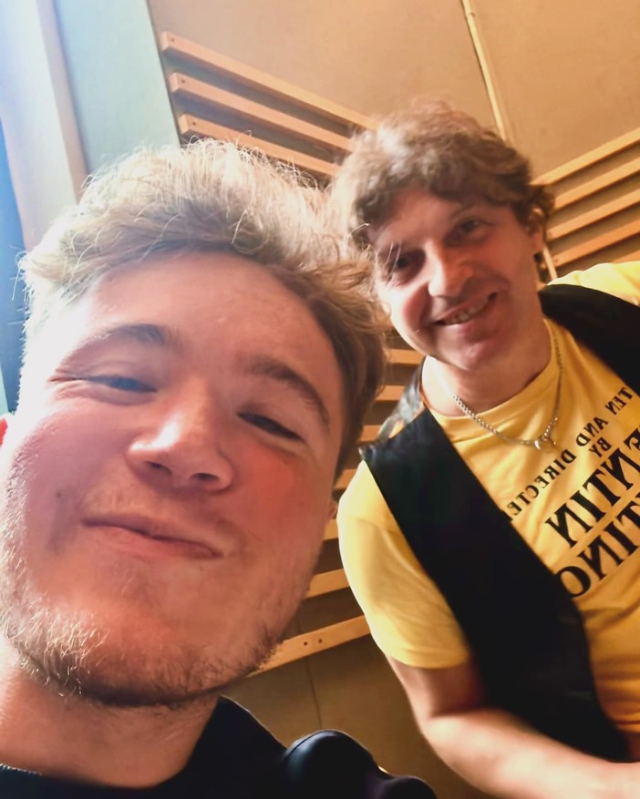 "Il filo rosso" di Alfa è disco d'oro: il brano scritto a quattro mani (più i fans) con Emanuele Dabbono