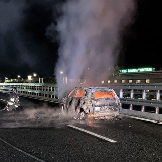 Auto in fiamme sulla A10 all'altezza di Villanova d'Albenga, intervengono i Vigili del fuoco (FOTO) Auto in fiamme sulla A10 all'altezza di Villanova d'Albenga, intervengono i Vigili del fuoco (FOTO)