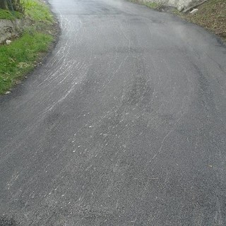 Dego, asfaltatura delle strade ammalorate (FOTO)