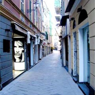 Alassio: passeggiata tra i vicoli e teatro con I Senzatetto