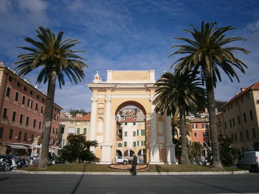 Finale Ligure restaura i portici di piazza Vittorio Emanuele II
