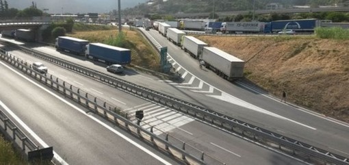 Savona, quattro profughi pakistani ritrovati stipati in un tir nell'autoporto