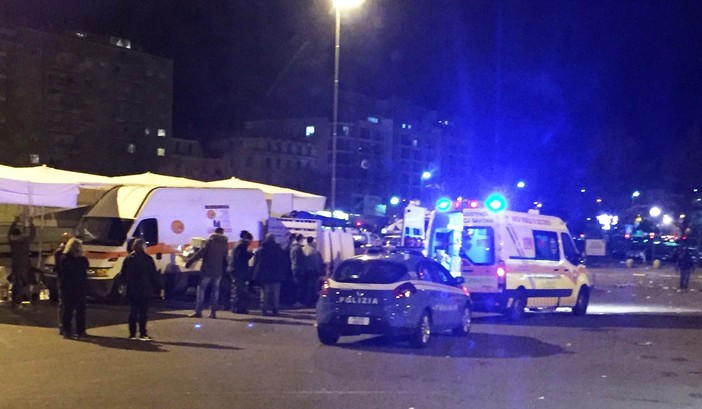 Aggressione a Savona in Piazza del Popolo: giovane colpito alla testa con il calcio di una pistola, in codice rosso al San Paolo