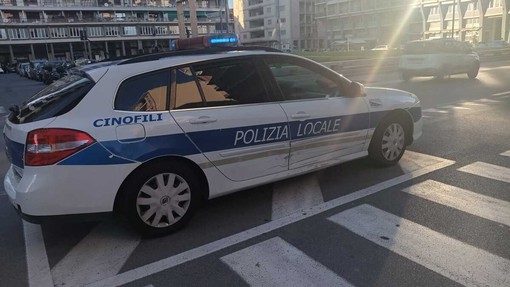 Savona, scontro in piazza Martiri della Libertà: danneggiata la fiancata di un'auto della Polizia locale