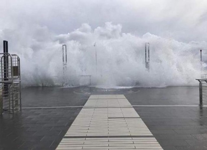 Allerta rossa: nelle ordinanze di molti Comuni il divieto di sostare su moli, pontili e lungomare