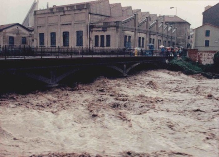 Alluvione Valencia e in Liguria, Arpal le mette a confronto: "A Genova nel 1970 e Rossiglione nel 2021 misurato cumulate maggiori"