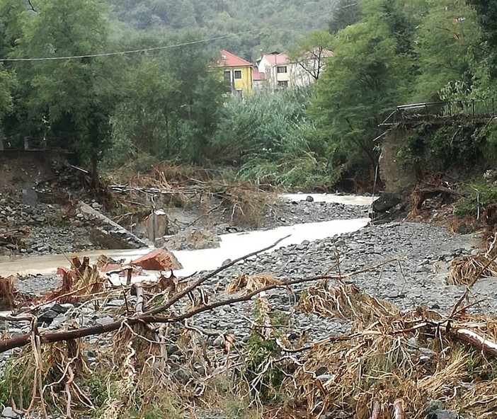 Savona, crolla un ponte al Santuario, isolata una famiglia: "Intervenga il genio militare, una donna è bloccata a letto con la bombola dell'ossigeno che sta scadendo" (FOTO E VIDEO)