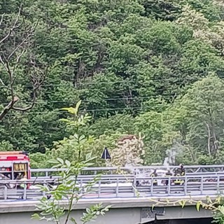 Auto a fuoco sull'A6: intervento dei vigili del fuoco all'altezza di Cosseria