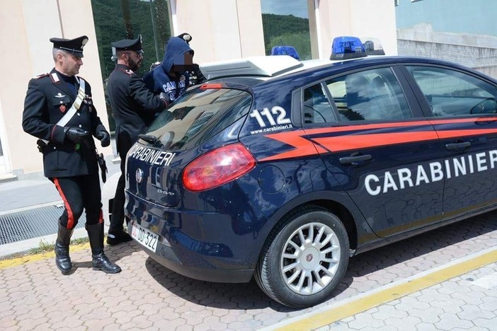 Arresto per violenza sessuale e tentato furto in viale Pontelungo ad Albenga Arresto per violenza sessuale e tentato furto in viale Pontelungo ad Albenga
