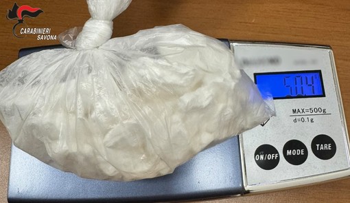 Savona, fugge dai carabinieri e si rifugia in un bar: arrestato 22enne con 50 grammi di cocaina Savona, fugge dai carabinieri e si rifugia in un bar: arrestato 22enne con 50 grammi di cocaina