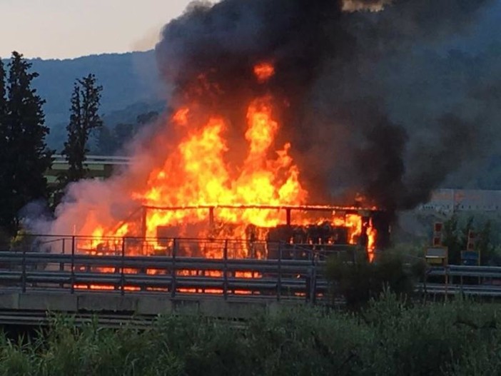 Tir in fiamme sulla A10 ad Albenga: autostrada chiusa in direzione Francia (FOTO E VIDEO)