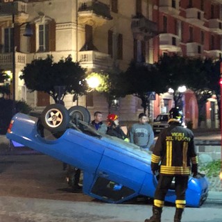 Albenga, auto capottata in viale Martiri della Libertà (FOTO)