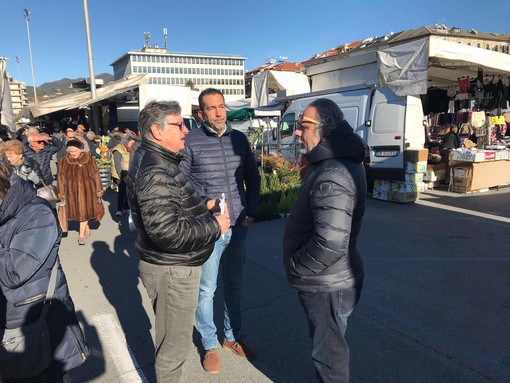 Savona, gli ambulanti del mercato sul piede di guerra per il taglio della fiera di Natale