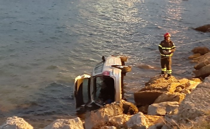 Vado, perde il controllo dell'auto e precipita in mare: due feriti (FOTO e VIDEO) Vado, perde il controllo dell'auto e precipita in mare: due feriti (FOTO e VIDEO)