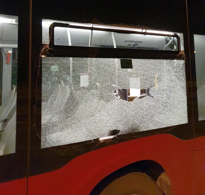 Vetro di un autobus spaccato ieri sera ad Andora: indagini in corso Vetro di un autobus spaccato ieri sera ad Andora: indagini in corso