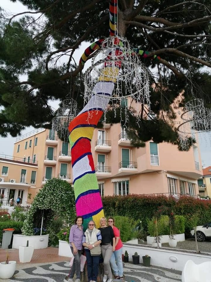 A Celle l'albero "con il maglione" diventa il primo come installazione record in Italia