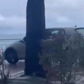 Auto sulla passeggiata a Spotorno e si scatena l'ironia del web: "Inaugurata l'Aurelia bis"