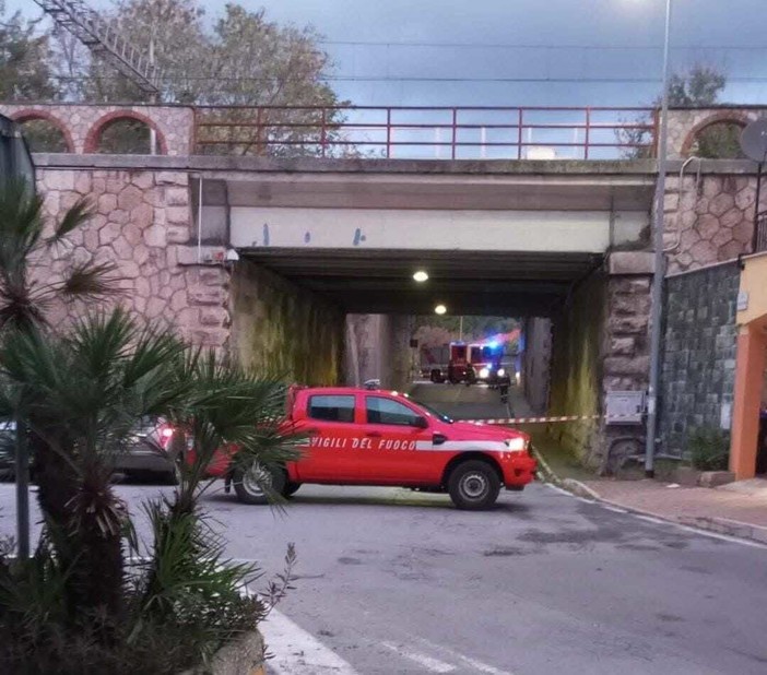 Albisola, cadono calcinacci dal ponte dell'autostrada: chiusa via San Sebastiano