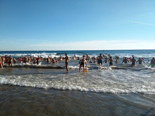 Successo per il cimento invernale di Borghetto Santo Spirito: tuffo in mare anche per il sindaco Gandolfo