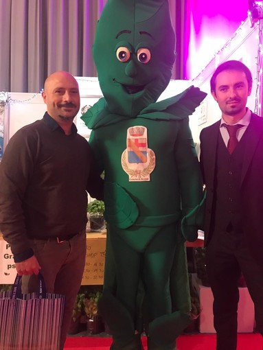 In foto con Super Basilico a destra il Console Ramaioli (foto d’archivio della partecipazione del 2018) In foto con Super Basilico a destra il Console Ramaioli (foto d’archivio della partecipazione del 2018)