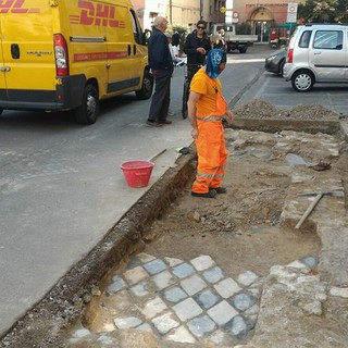 Alassio, scoperta un’antica pavimentazione in piazza Paccini durante gli scavi per la fibra ottica