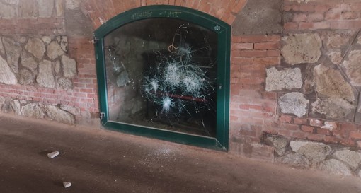 Atto vandalico a Celle nella galleria Crocetta: rotto il vetro di una teca (FOTO)