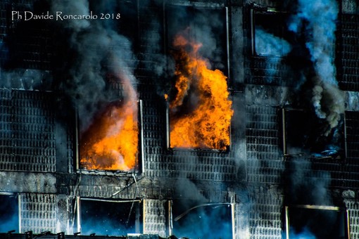 Incendio all'Autorità Portuale: danneggiati anche capannoni vicini e alcune vetture
